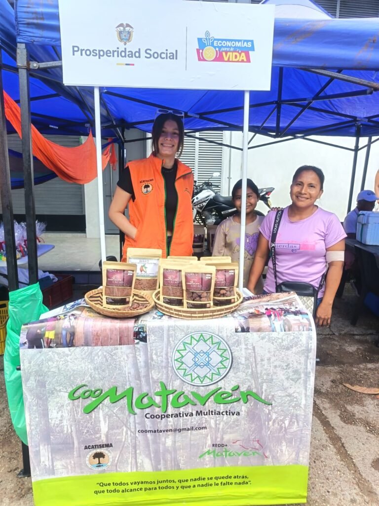 Coomatavén stand at the Economía para la Vida event in Inírida showcasing sustainable agroforestry cocoa